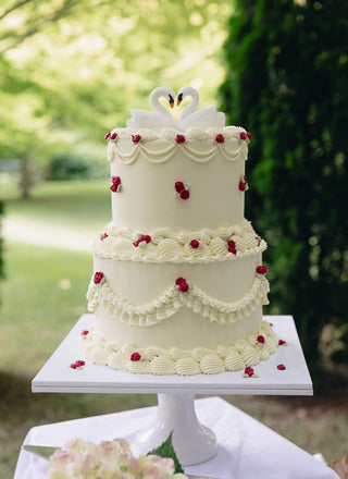Swan wedding cake zoomed 